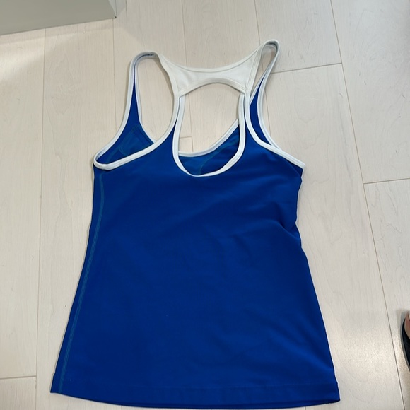 NWOT Nike Blue Workout Top with Built in Bra size Small - Picture 2 of 3